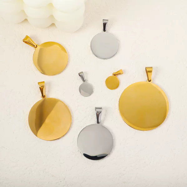 [Customized Processing] Mirror-Finished Stainless Steel Round Pendant Accessories with Heart-Shaped Clasp, Customizable for Cross-Border Sales