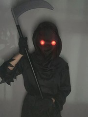 ハロウィーン鎌は服装の子供の恐怖の死神の赤い目の暗い使者の幽霊のスーツを演じます。