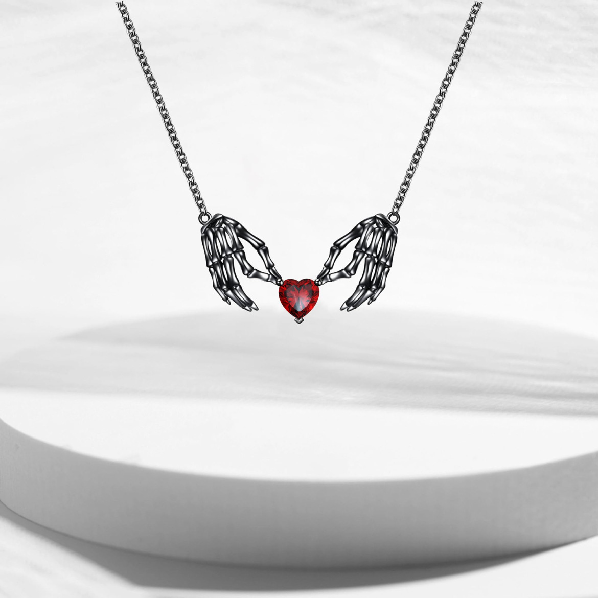 Collana con pendente a forma di mano di scheletro cuore gothic_voghion.com