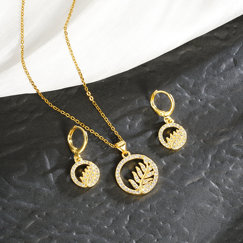 Collar de hojas huecas de diamantes de lujo ligero de oro de arena vietnamita Pendientes Temperamento de alta calidad Cobre chapado en oro Joyas que no se desvanece durante mucho tiempo