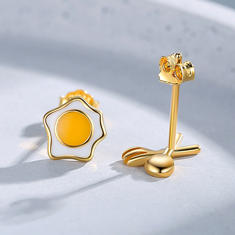 S925 plata esterlina diversión cuchillo tenedor huevo escalfado pendientes asimétricos moda de las mujeres ins estilo vigoroso desayuno diseño de las mujeres sentido