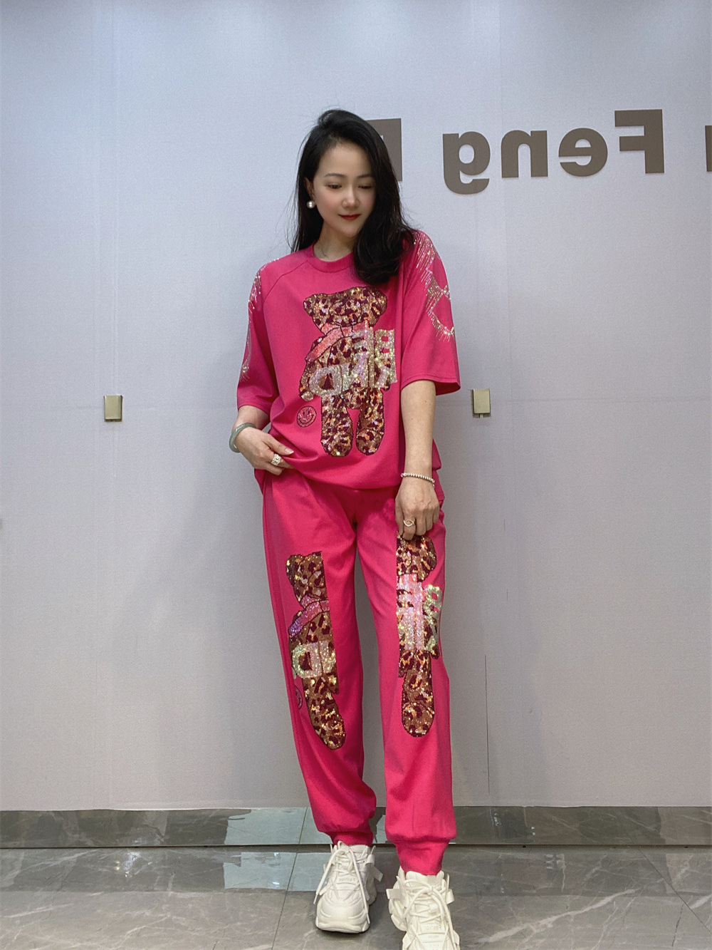 Traje de mujer de verano europeo, traje de dos piezas, industria pesada, perforación en caliente de algodón romano, camiseta suelta de manga corta, traje de pantalón, moda