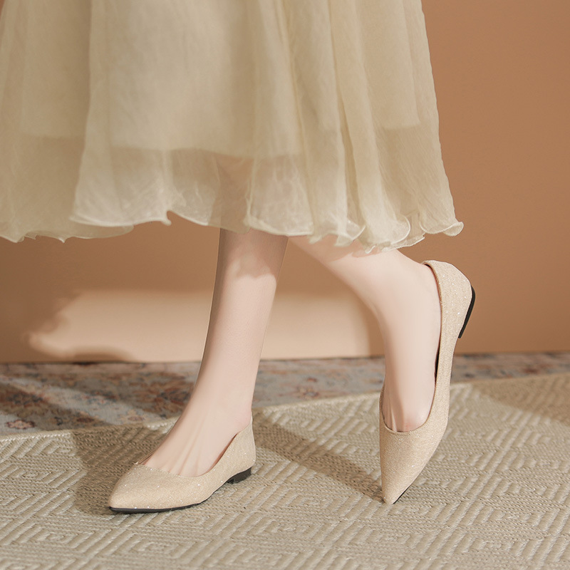 2026년 신상 프렌치 스타일 로우힐 포인티드 토 얕은 입구 부드러운 가죽 소재 발이 아프지 않은 부드러운 스타일의 플랫 굽 만능 여성용 싱글 슈즈
