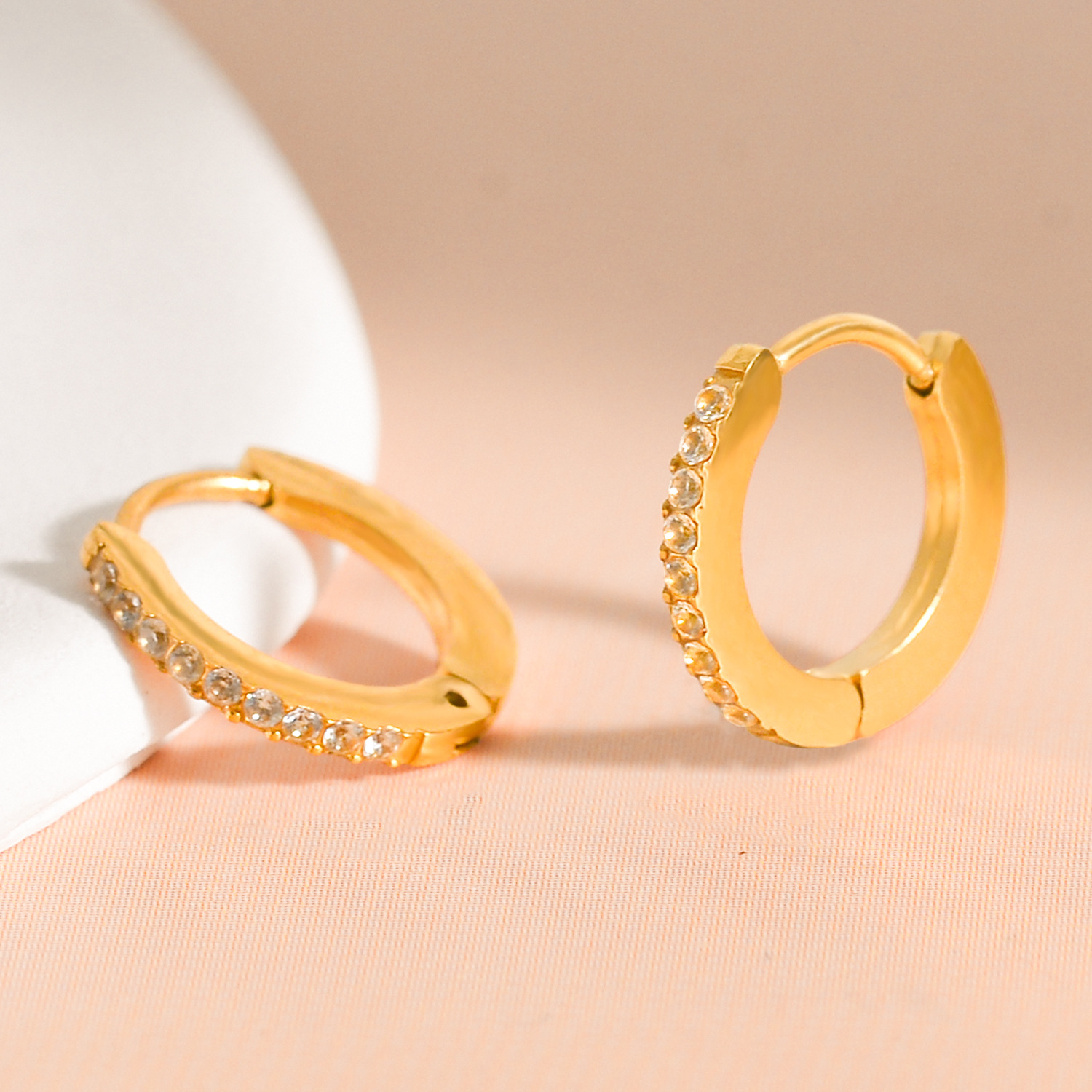 Amazonの人気のシンプルでファッショナブルで多用途なイヤリング、ダイヤモンドがちりばめられたジルコンイヤリング、女性用インスタイルイヤリング、パーソナライズされたイヤリング