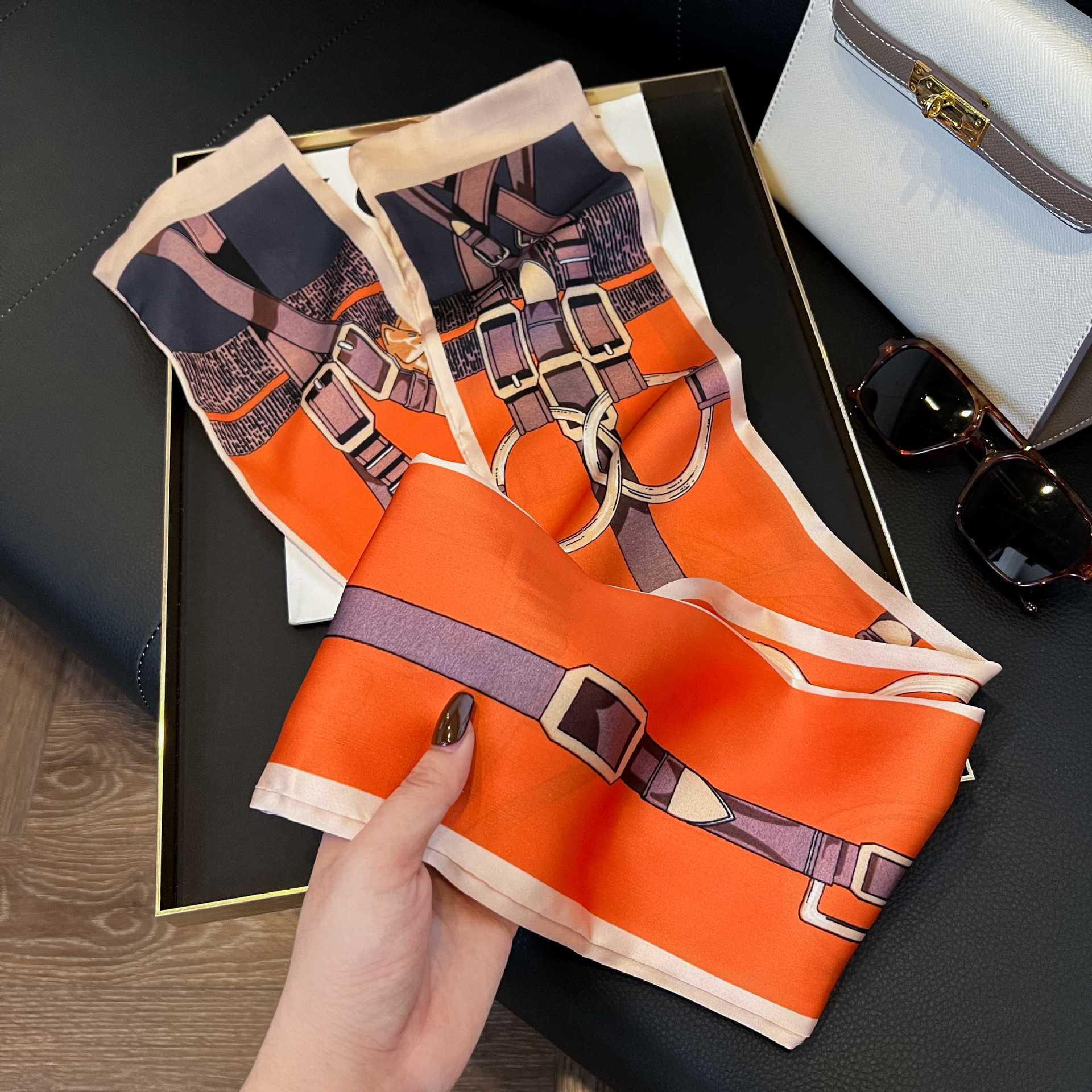 Nueva bufanda de seda pequeña banda larga estrecha para el cabello mujer estilo primavera y otoño moda madre bufanda estilo verano estilo fino serpentina bufanda al por mayor