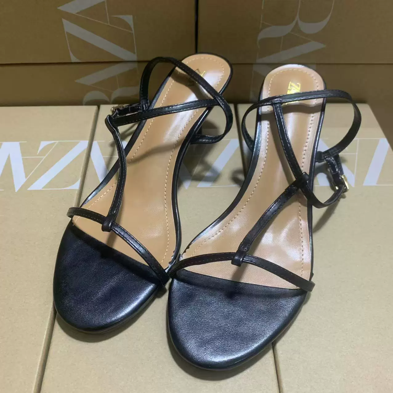 Сандалии (Zara) женские с ремешком и пряжкой, летний яркий стиль