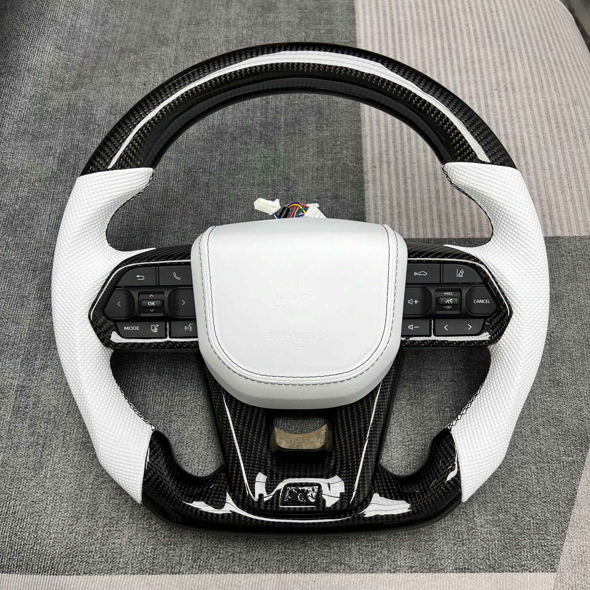 Carbon Fiber Steering Wheel Modification Suitable for Toyota Lc300, All Series Car Steering Wheels Can Be Customized for Order Processing