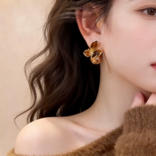 美拉德复古鸢尾花珍珠耳环女漂亮时尚个性耳饰秋冬轻奢高级感耳钉