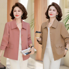 中年のお母さんは春と秋の2025の新型のファッション的な雰囲気のコートを着ます。