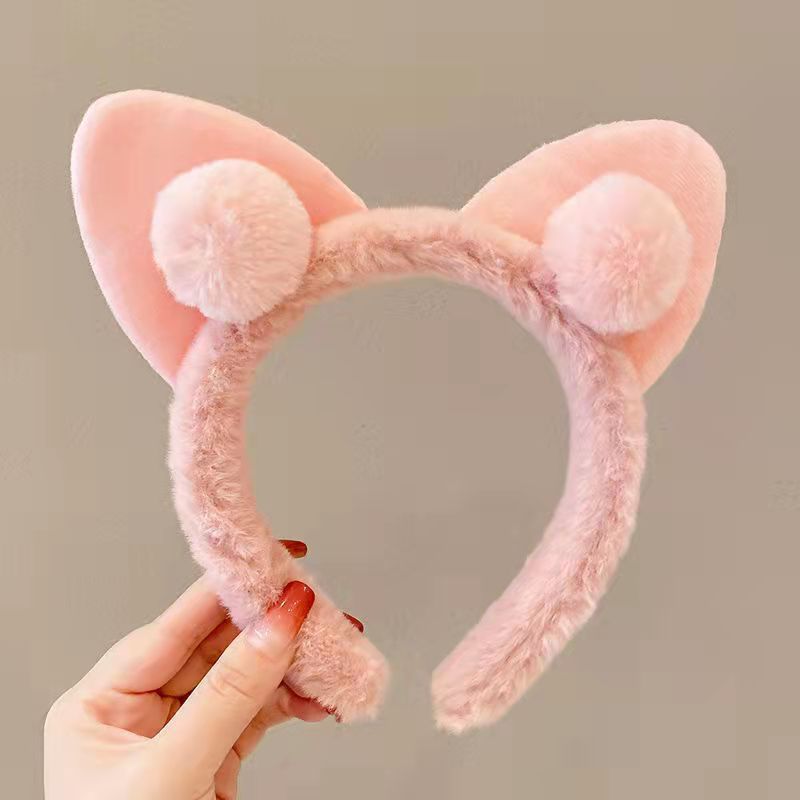かわいいカラーの子羊の毛の立体のぬいぐるみの熊のカチューシャの漫画の顔を洗ってカチューシャをからかいます。|undefined