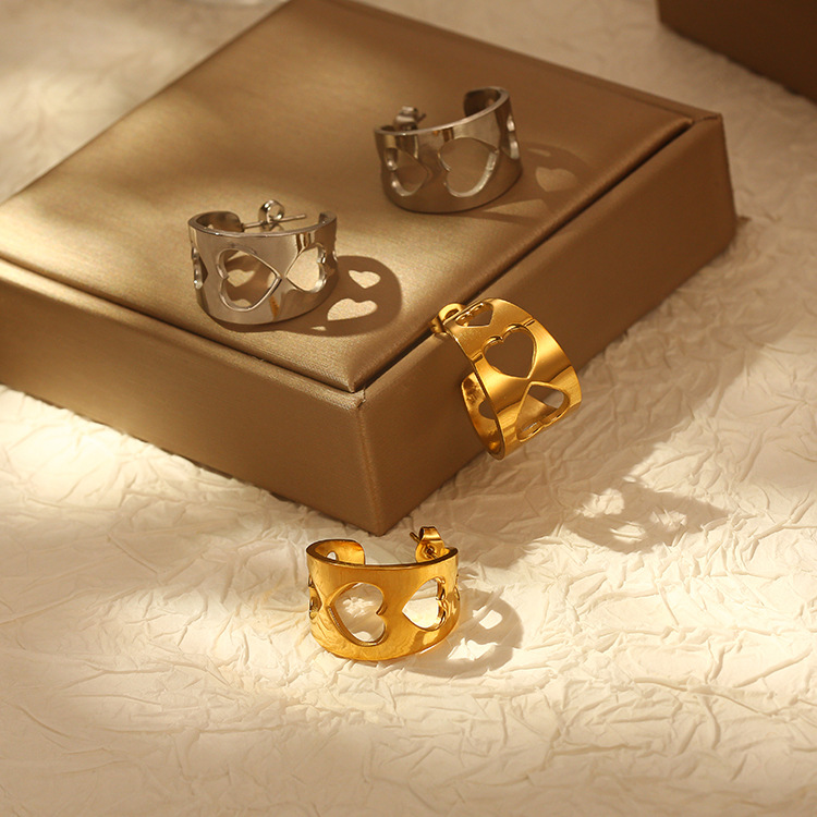 Pendientes de acero inoxidable de superficie ancha en forma de C de amor hueco exquisito de estilo frío de alta calidad europeo y americano pulido a mano y chapado en orejas de 18K