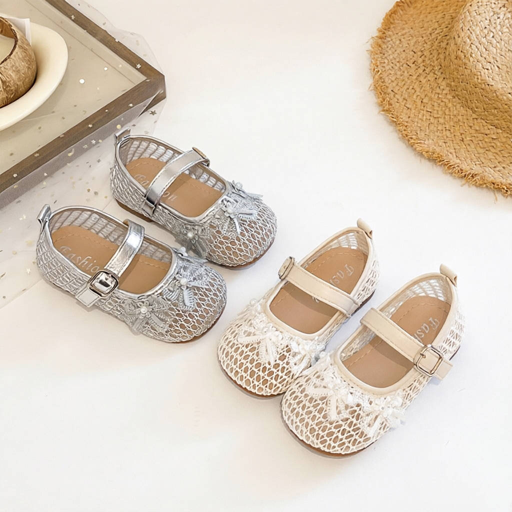 Niñas sandalias Baotou 2026 verano nuevo estilo de moda infantil zapatos de princesa universal arco de perla hueco zapatos simples