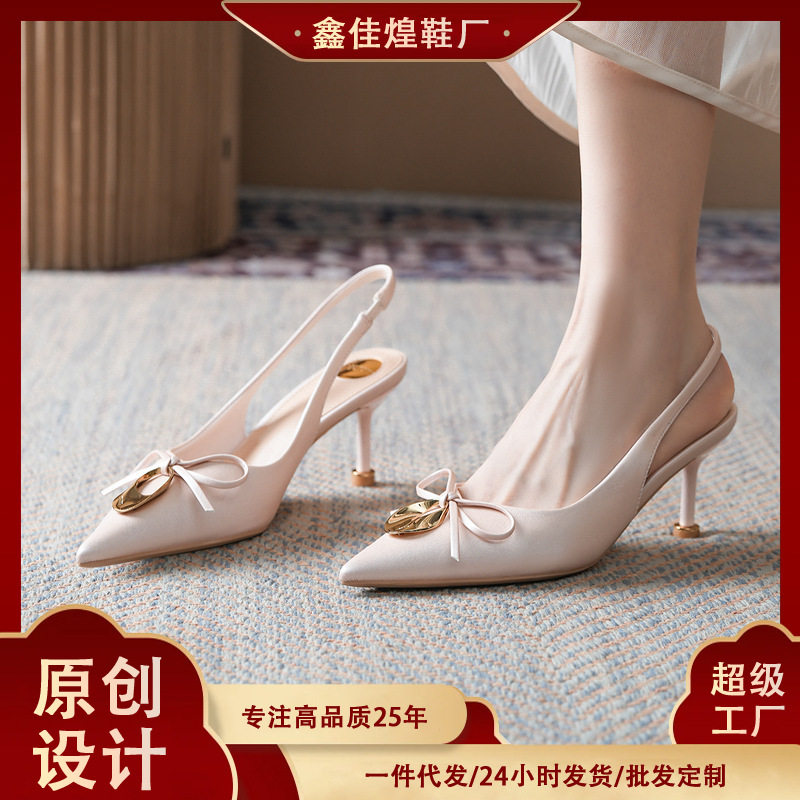 Sandal cao gót nữ mũi nhọn bít mũi đính nơ khóa kim loại, gót 6–8 cm — Màu hồng nhạt, Màu trắng ngà, Màu vàng nhạt