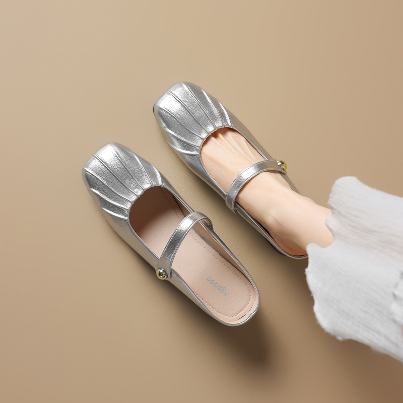 Auge Shi Deng zapatillas de cabeza de plata 2026 nuevo estilo de primavera francés tacones gruesos de un pedazo de medio zapatillas de moda