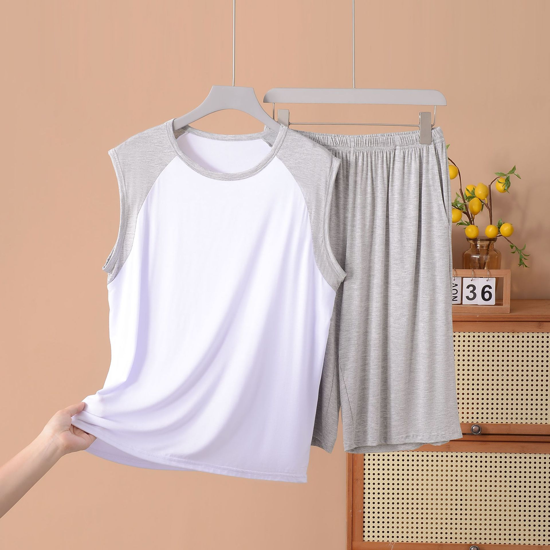 밝은 회색이 가미된 흰색