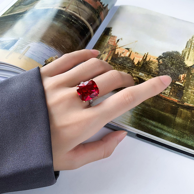 2024 Zhuang Shengsheng Joyas Fondo de cobre chapado en oro Moda europea y americana Simulación Corindón Fat Fang Ring Mujer 14*16