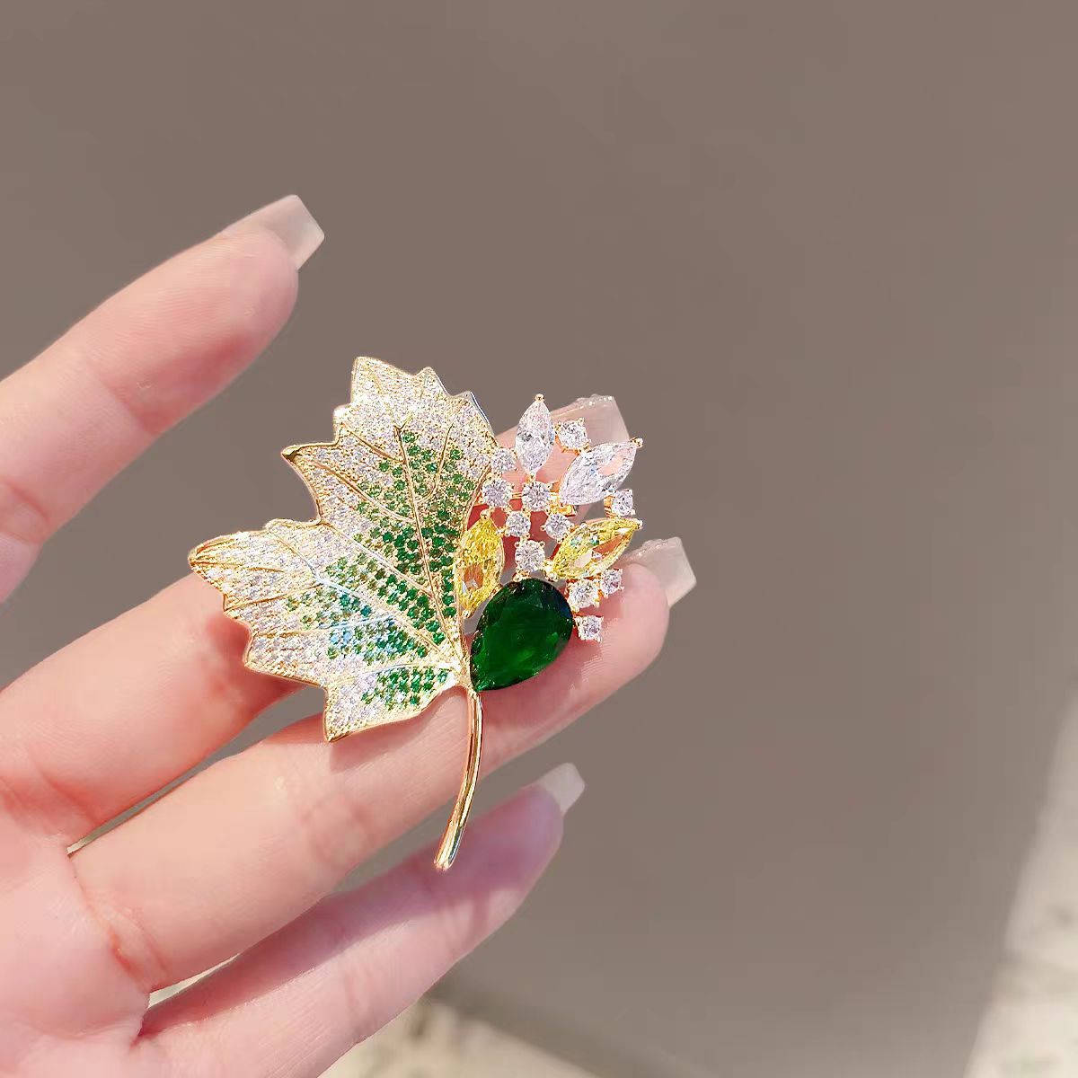 High-End Accessible Luxury Diamond Maple Leaf Brooch for Women, Exquisite and Fashionable Corsage, Niche Pin, Luxury Dress and Jacket Accessories