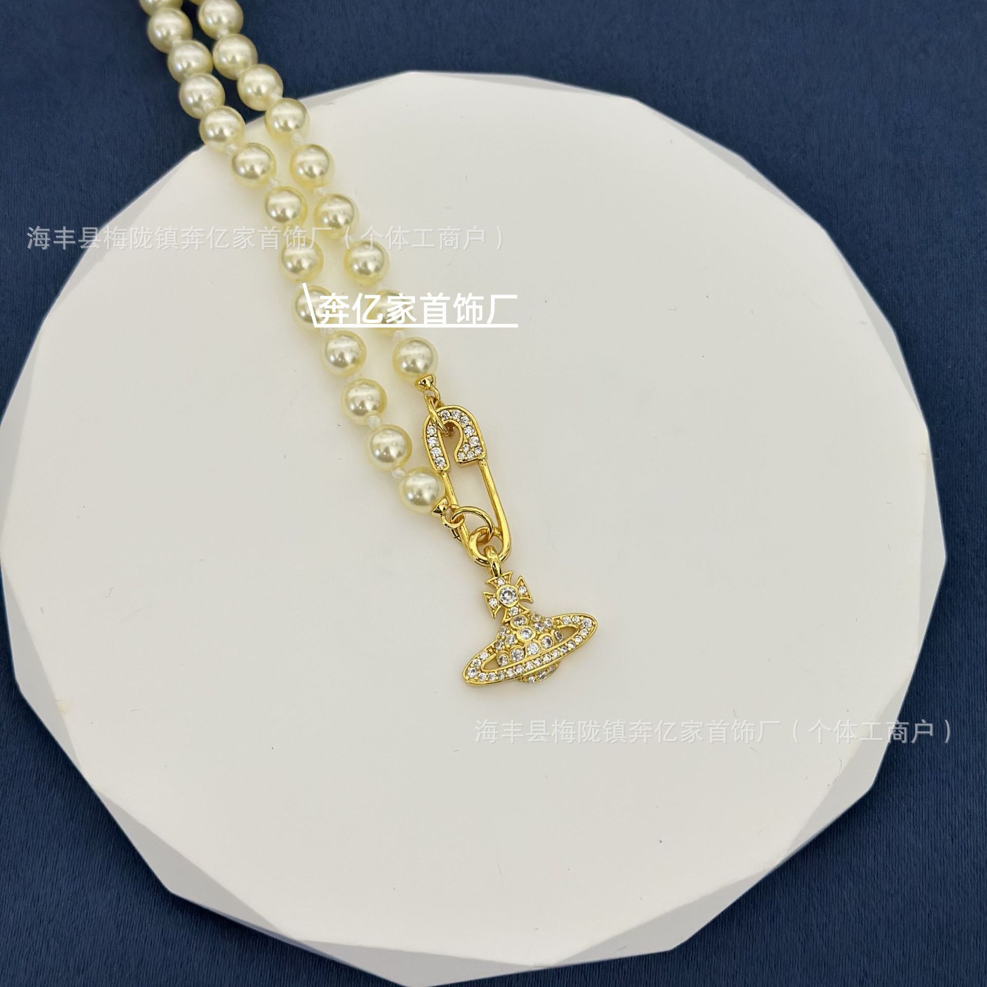 Gold pin pearl necklace