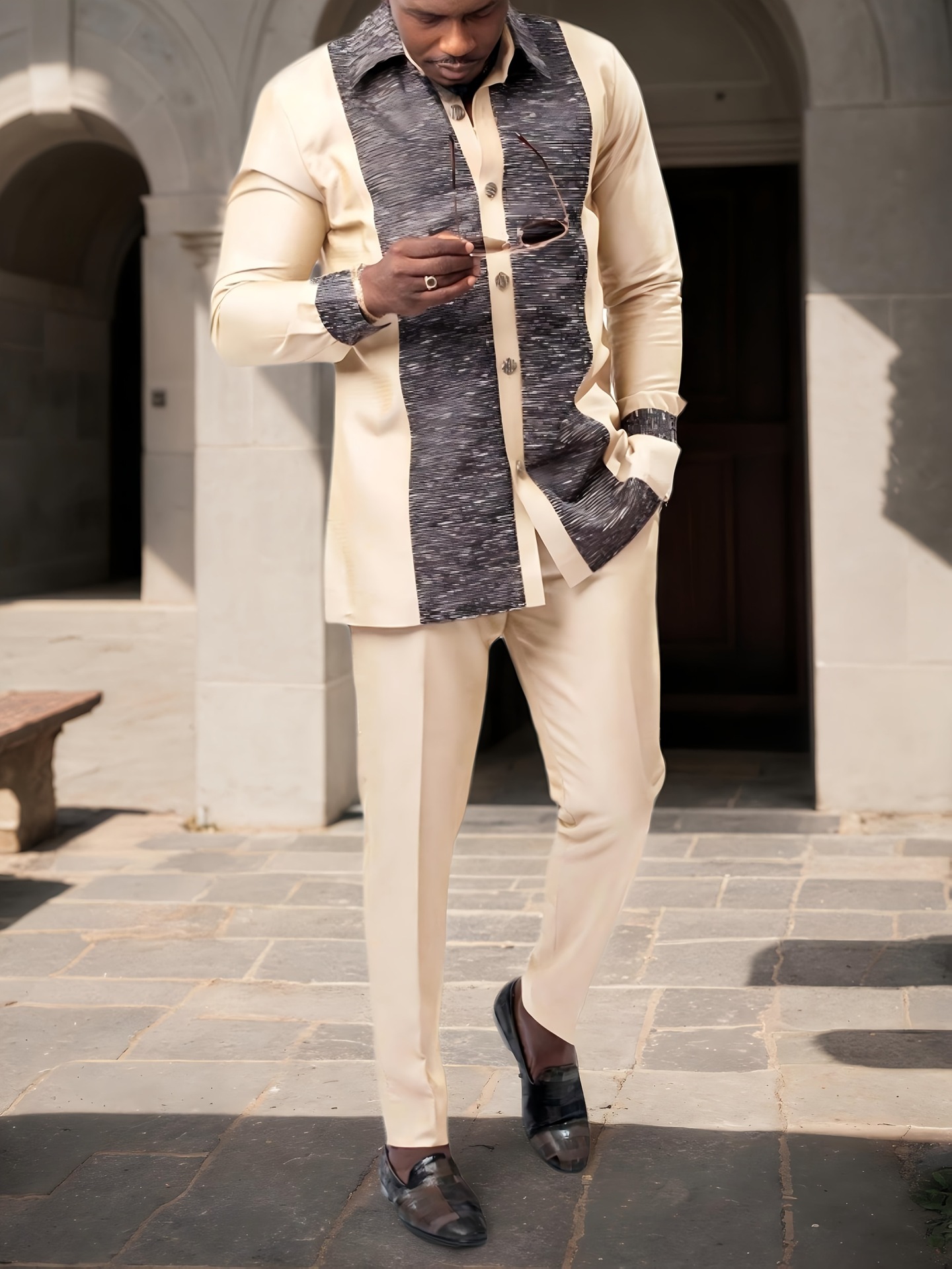Muslim Sets „Freizeitanzug-Set für Herren mit afrikanischem Print – Tradition trifft Eleganz – Hemd mit ethnischem Patchwork-Muster & schwarze Hose (S-XXL)“_voghion.com