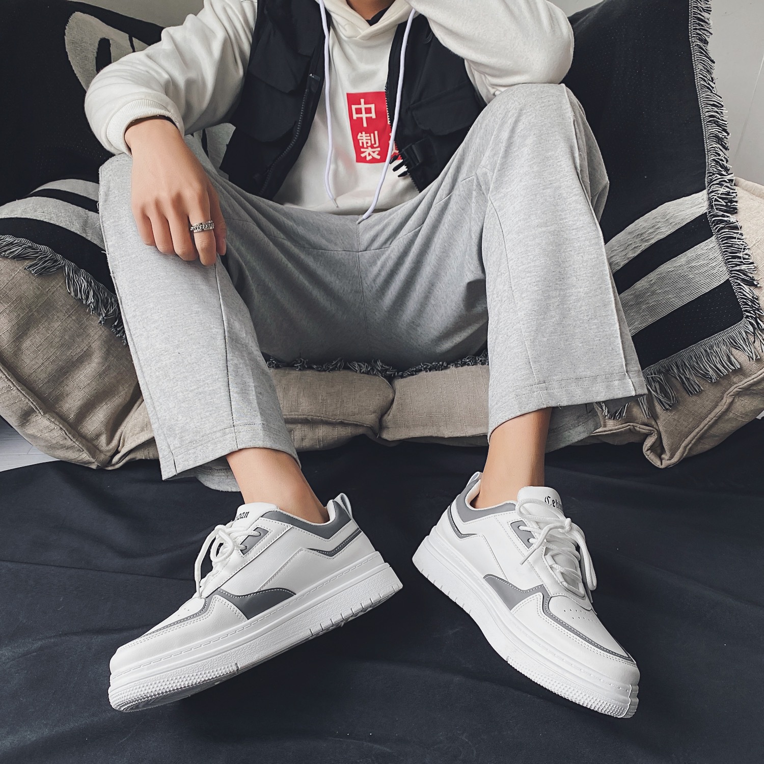 Zapatos de los hombres 2023 zapatos blancos de moda Coreana de moda casual de primavera y verano zapatos blancos de los hombres Zapatos del tablero de los deportes