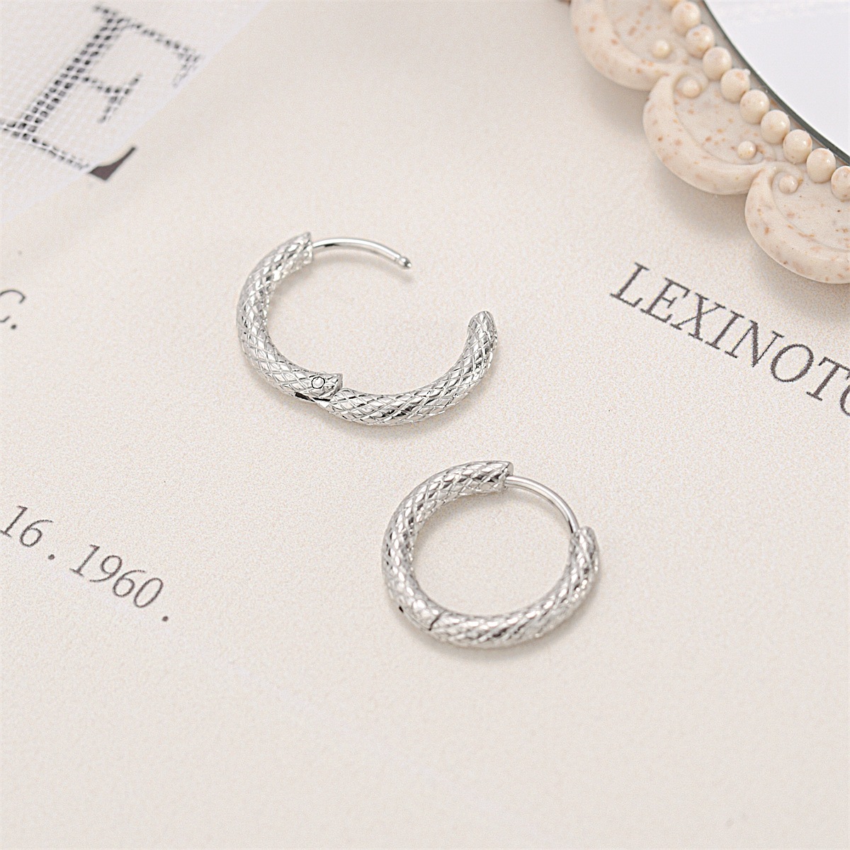 New Fashion Simple Titanium Steel Earring Grid Pattern Ear Clip