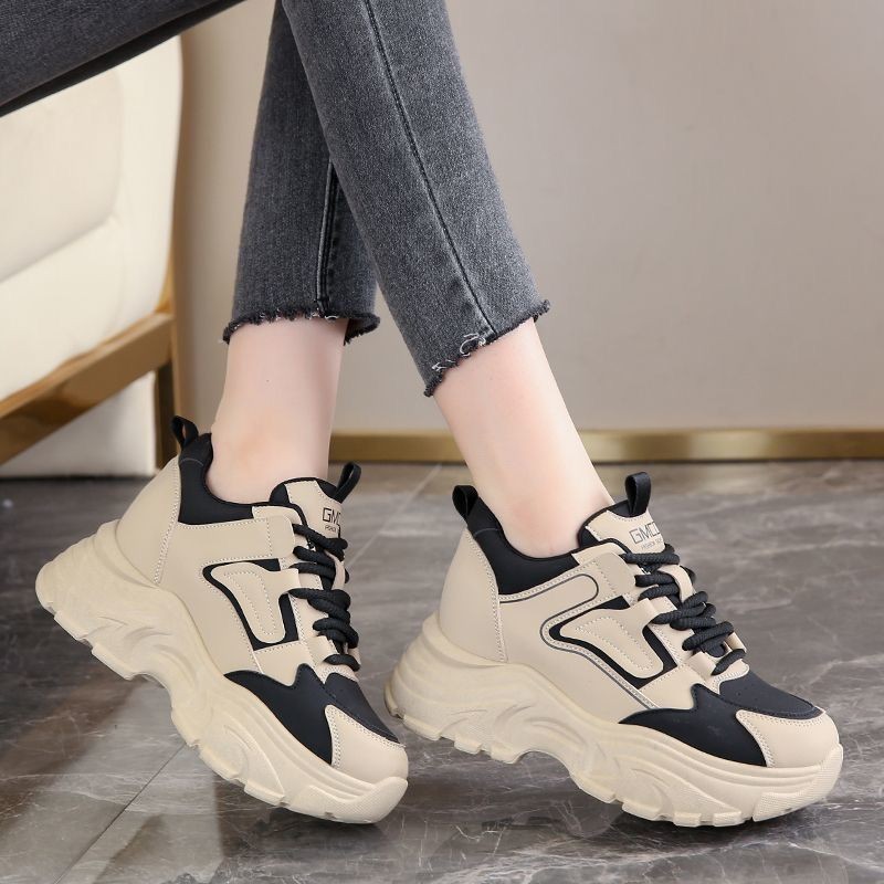 Zapatos de papá para mujeres 2026 nuevo estilo de primavera y otoño mostrando pies pequeños de fondo grueso elevados en línea calles fritas callejeras elevadas zapatillas deportivas casuales