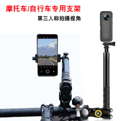 自転車のオートバイのスタンドの三人称はgoproの部品を撮影します。