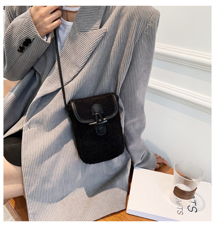 Women's Small Shearling Solid Color Streetwear Square Lock Clasp Shoulder Bag Crossbody Bag display picture 1