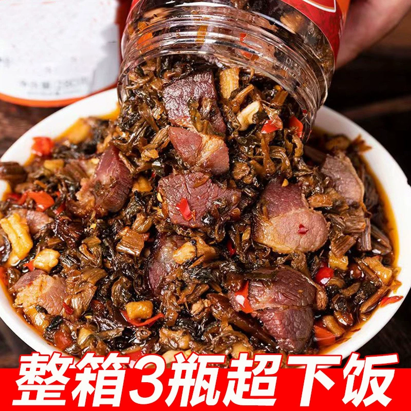 Специальное блюдо из Хунани, бабушкин блюдо, жареное беконом, пряное закусочное блюдо, соленые маринованные огурцы в бутылках, смешанные с рисом и лапшой, готовые к употреблению.