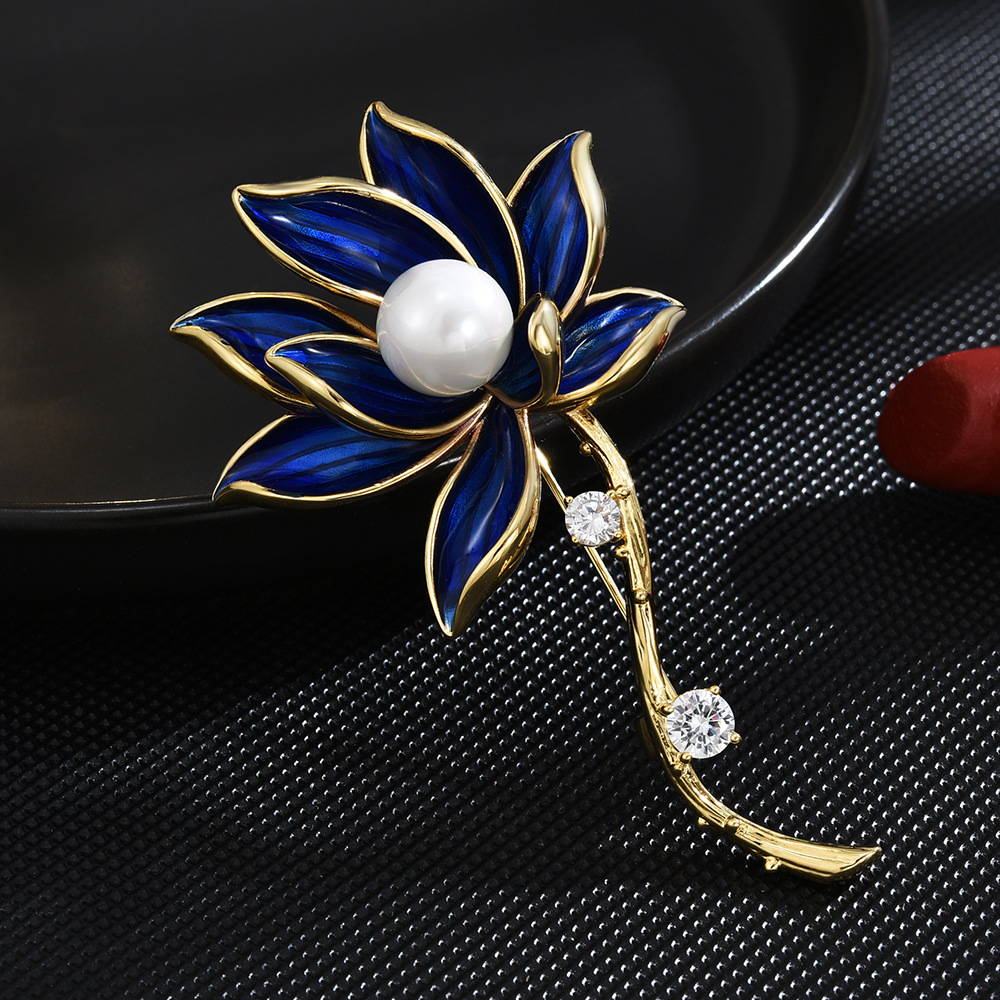 Classic high-end small design brooch