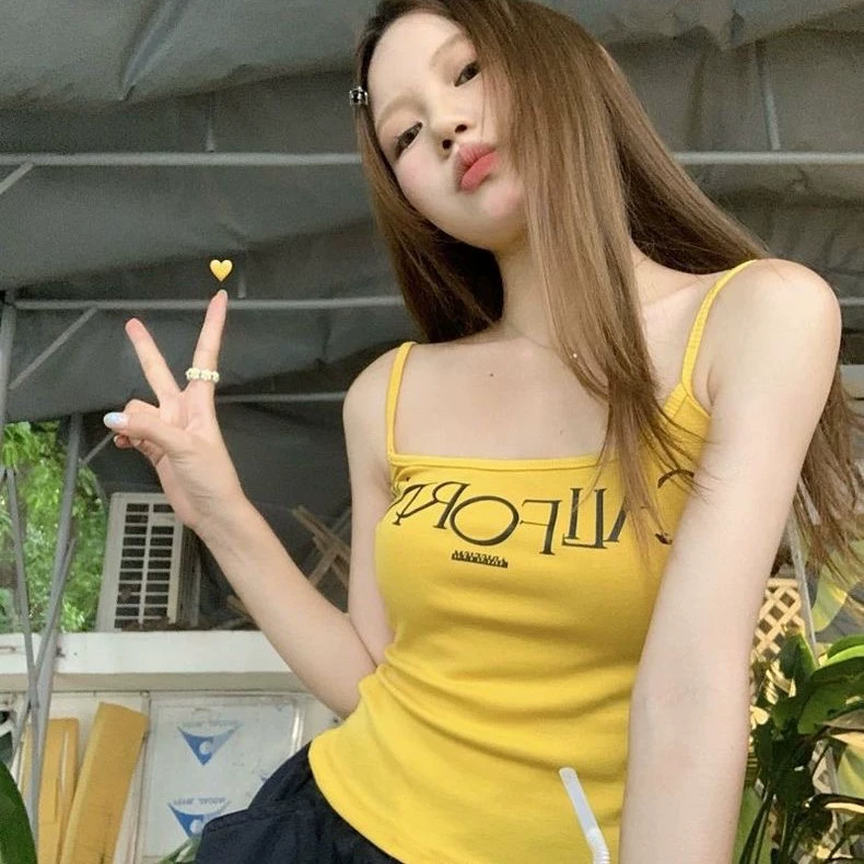 Американская горячая девушка с маленьким жилетом с принтом букв