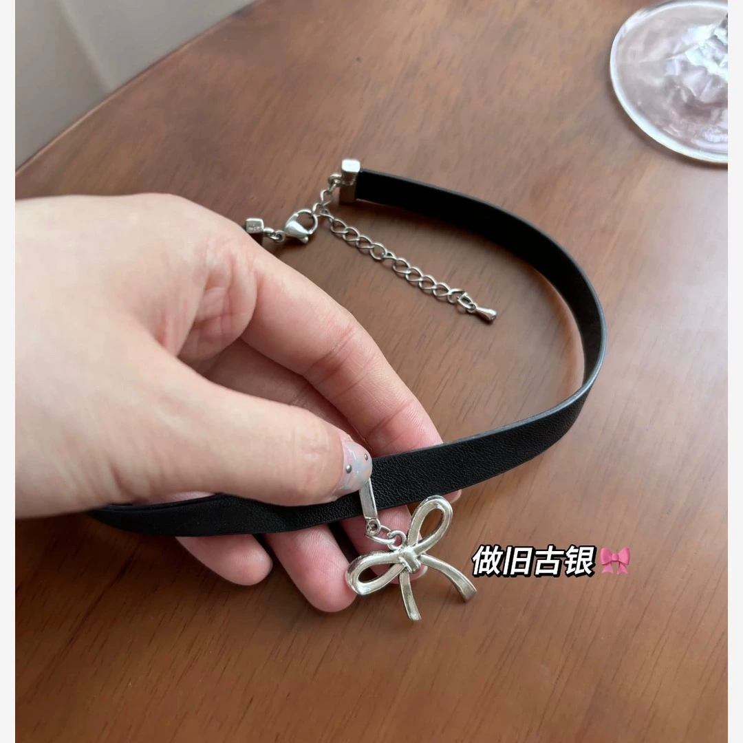 Small design choker with bow, retro necklace, accessory, 2 carat, flowered