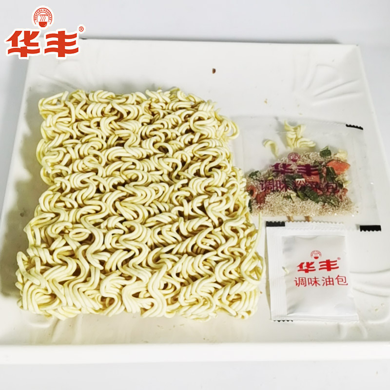 華豊三鮮伊麺インスタントラーメンの古典的な原味カップラーメンの組み合わせが多くの味の古い80後の箱に入っている