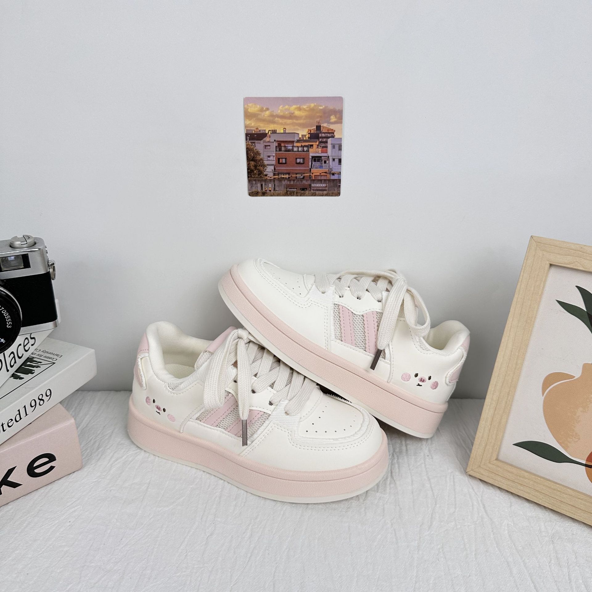 Zapatillas de plataforma de onda lejana para mujer 2025 nuevos zapatos blancos de todo fósforo de primavera y verano zapatos de pan casuales de estilo femenino dulce generación