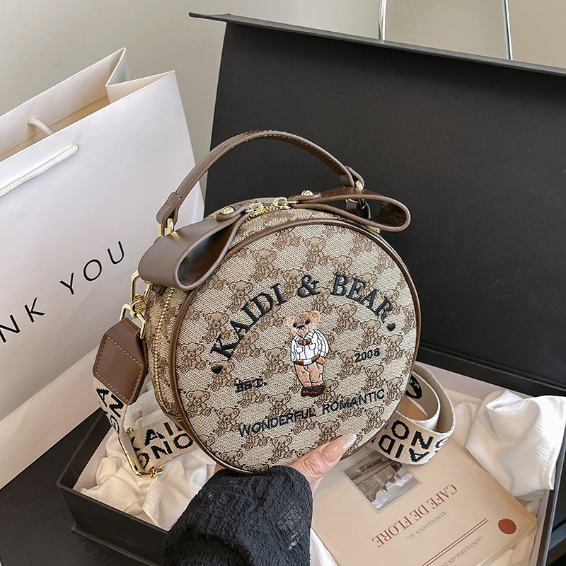 Bolso de lona con bordado de oso, modelo 2026, para mujer, bolso popular para teléfono móvil con correa ancha para el hombro, bolso bandolera de un solo hombro, bolso pequeño.