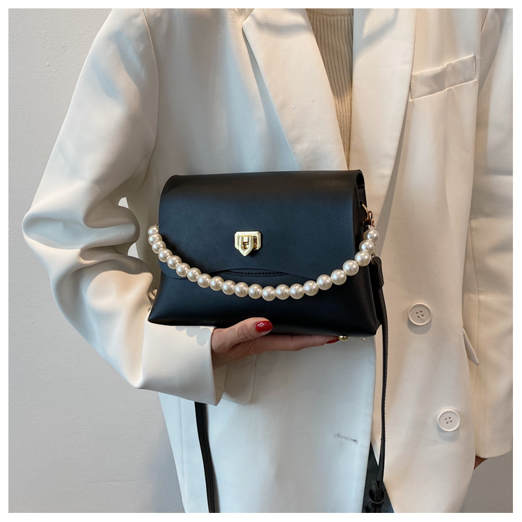 Korean Style Texture One-shoulder Messenger Pearl Chain Small Square Bag display picture 7