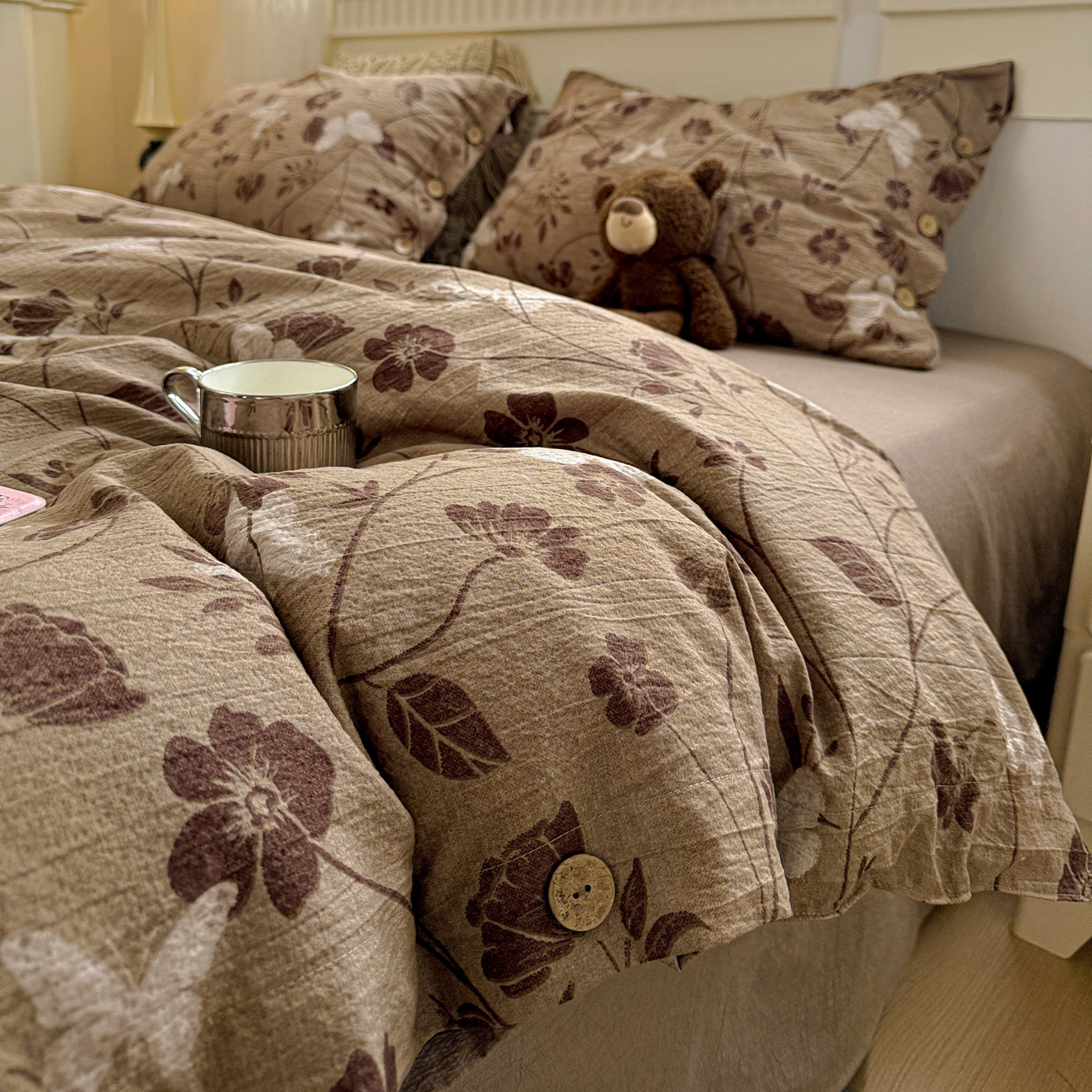 Classe A algodón bruto lino de cuatro piezas retrógrado botones de flores sábanas de algodón cubierta de cama de tres piezas conjunto de ropa de cama