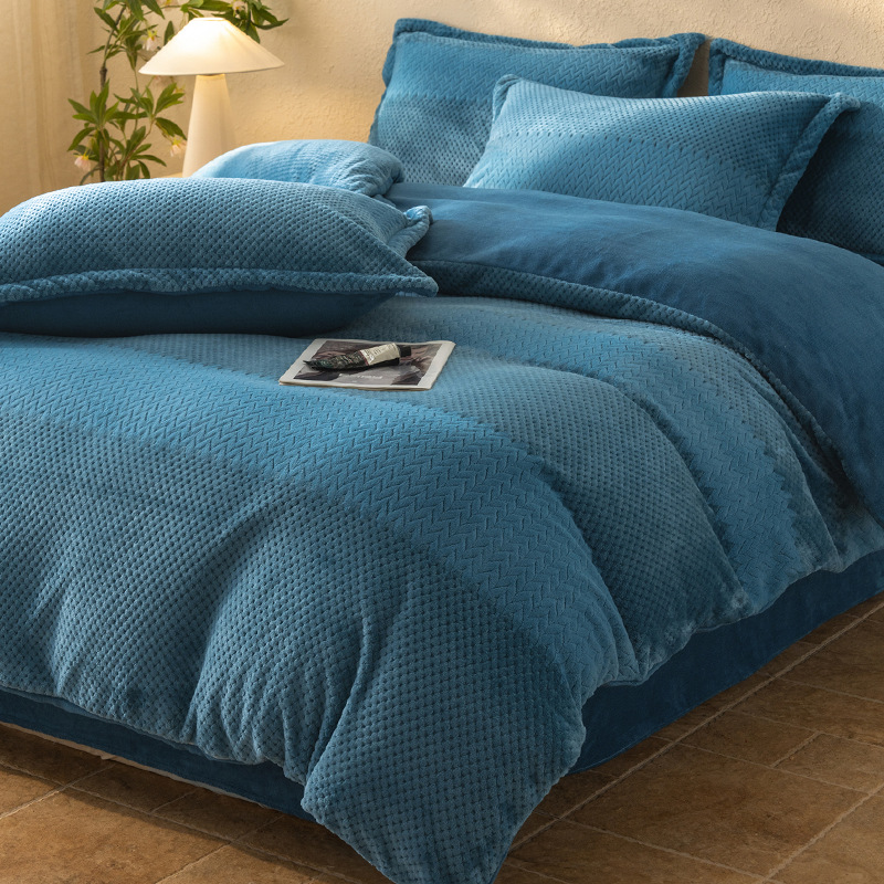 Invierno engrosado tallado cama de lana de leche de cuatro piezas tipo A cálido edredón antiestático cubierta de lana de coral de franela