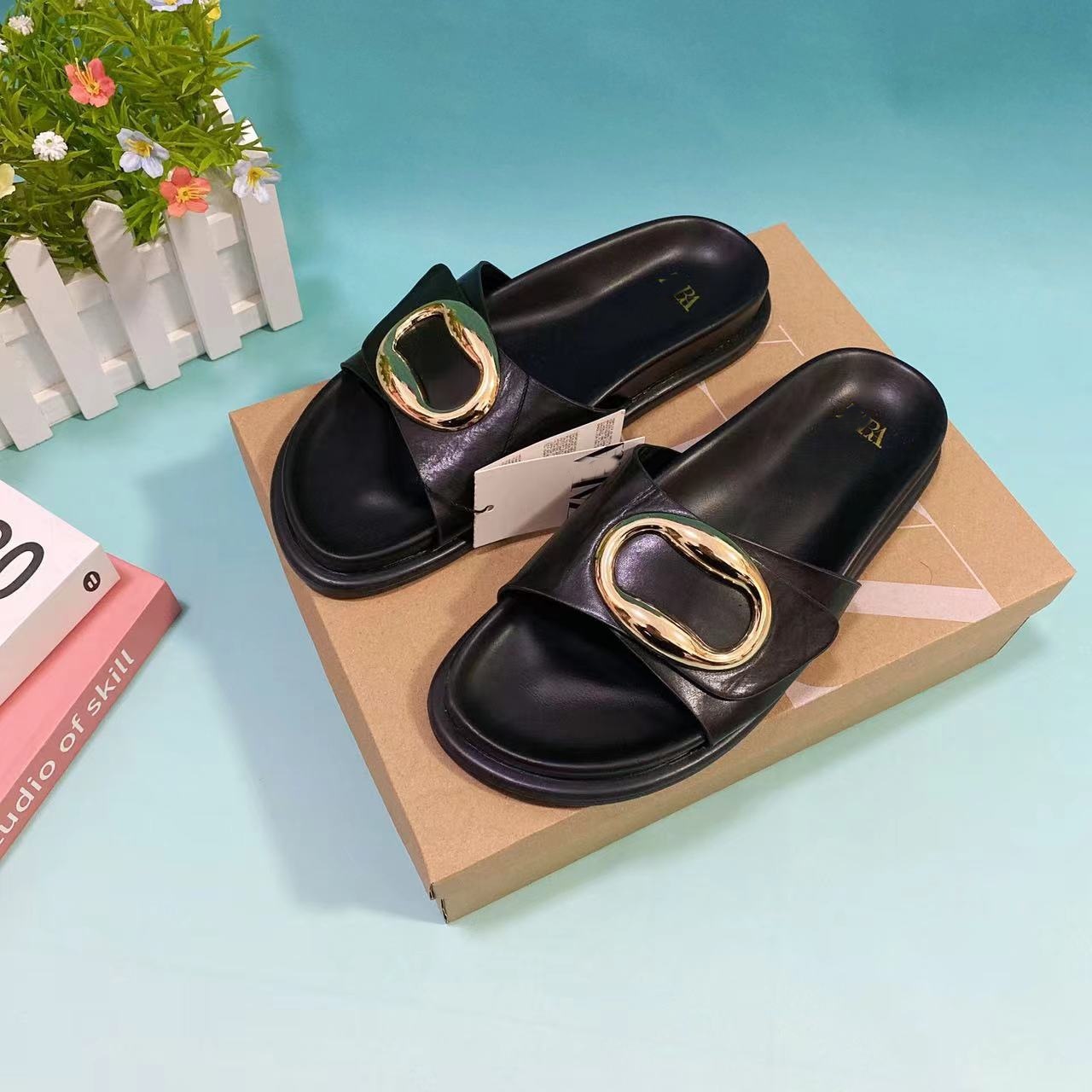 Comfortable Women's Slippers With Metal Buckle And Thick Sole_voghion.com