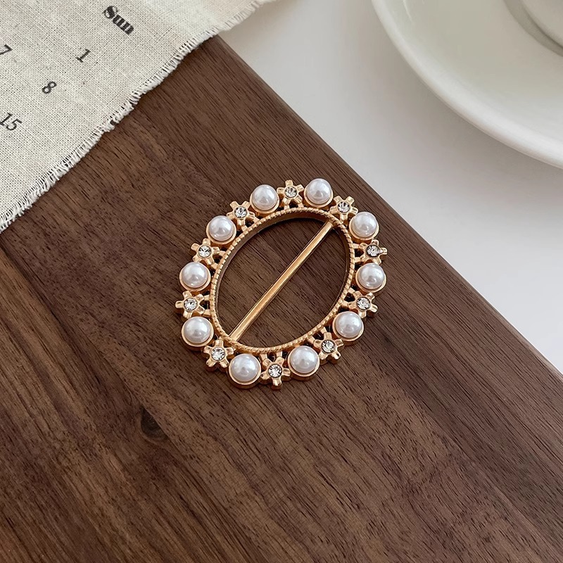 Hebilla anudada en las esquinas de la ropa mujer 2025 nuevo hebilla de toalla de seda botón de perlas de alta gama hebilla de hebilla de ropa de alta gama