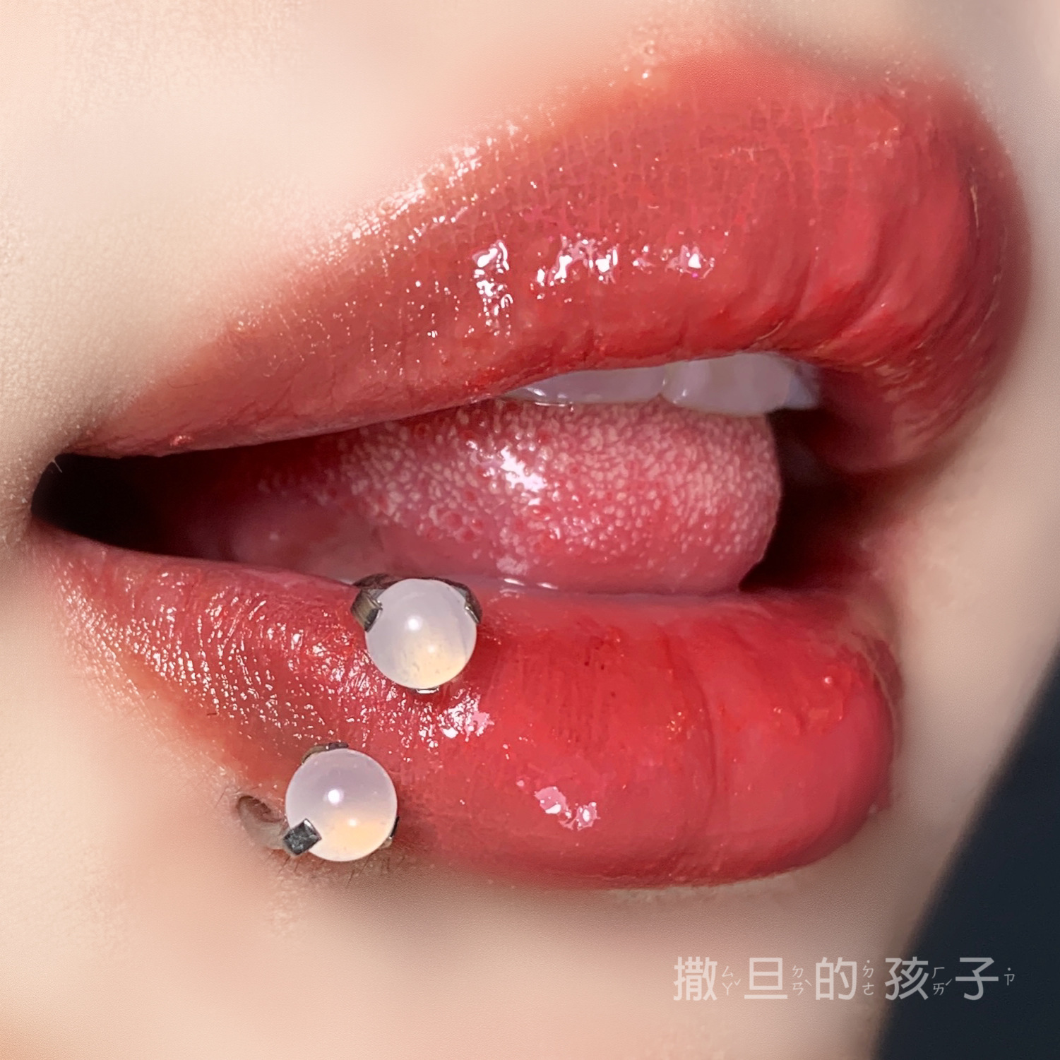 Silver pointed spike labret stud material detail