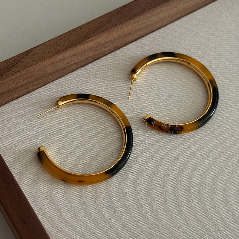 Classic circular tortoiseshell pattern resin hoop earrings, niche design, high-end vintage light luxury amber-colored earrings