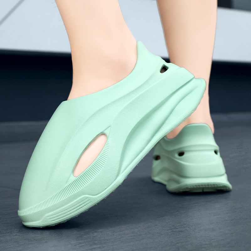 Zapatos con agujeros para hombre verano 2025 nuevo estilo de uso exterior, pisa mierda, sandalias de playa de suela blanda, sandalias de hombre de suela gruesa