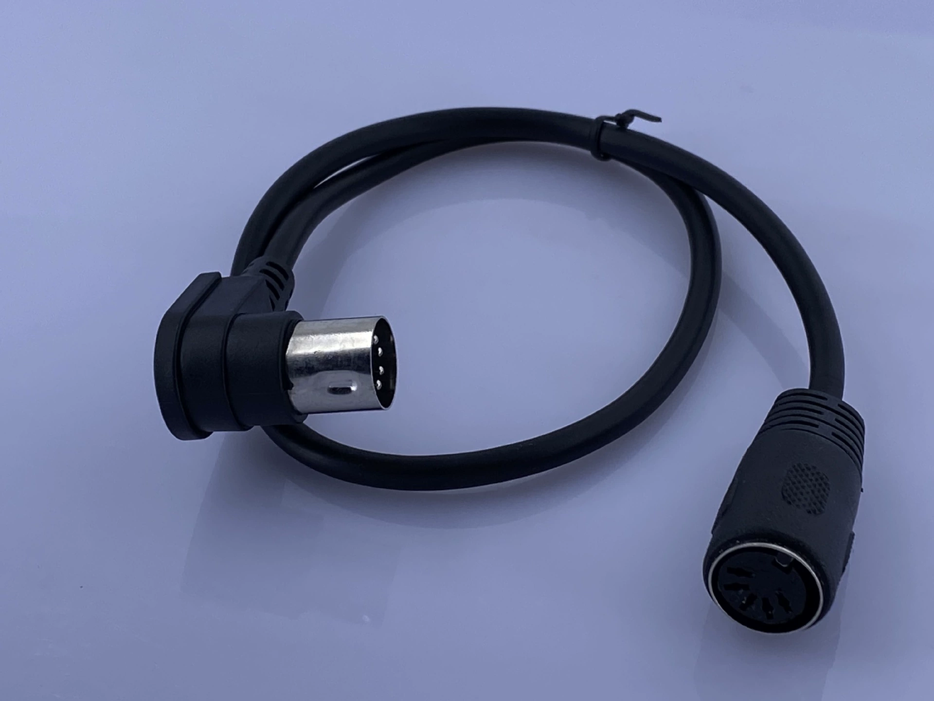 Удлинительный кабель MIDI с угловым разъемом 90°, MIDI 5-контактный DIN (штекер) — для шины клавишного синтезатора/органа/электрического пианино