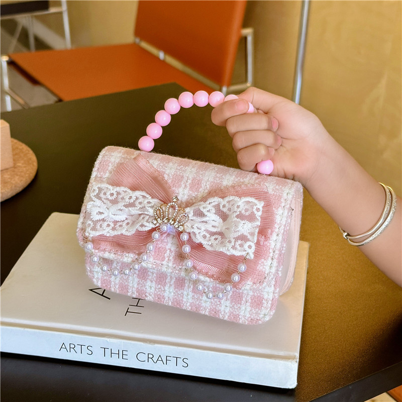 2024 nueva moda lindas bolsas de hombro para niños bolsas de perlas a cuadrícula bolsas extranjeras bolsas de hombro para niñas gran capacidad marea