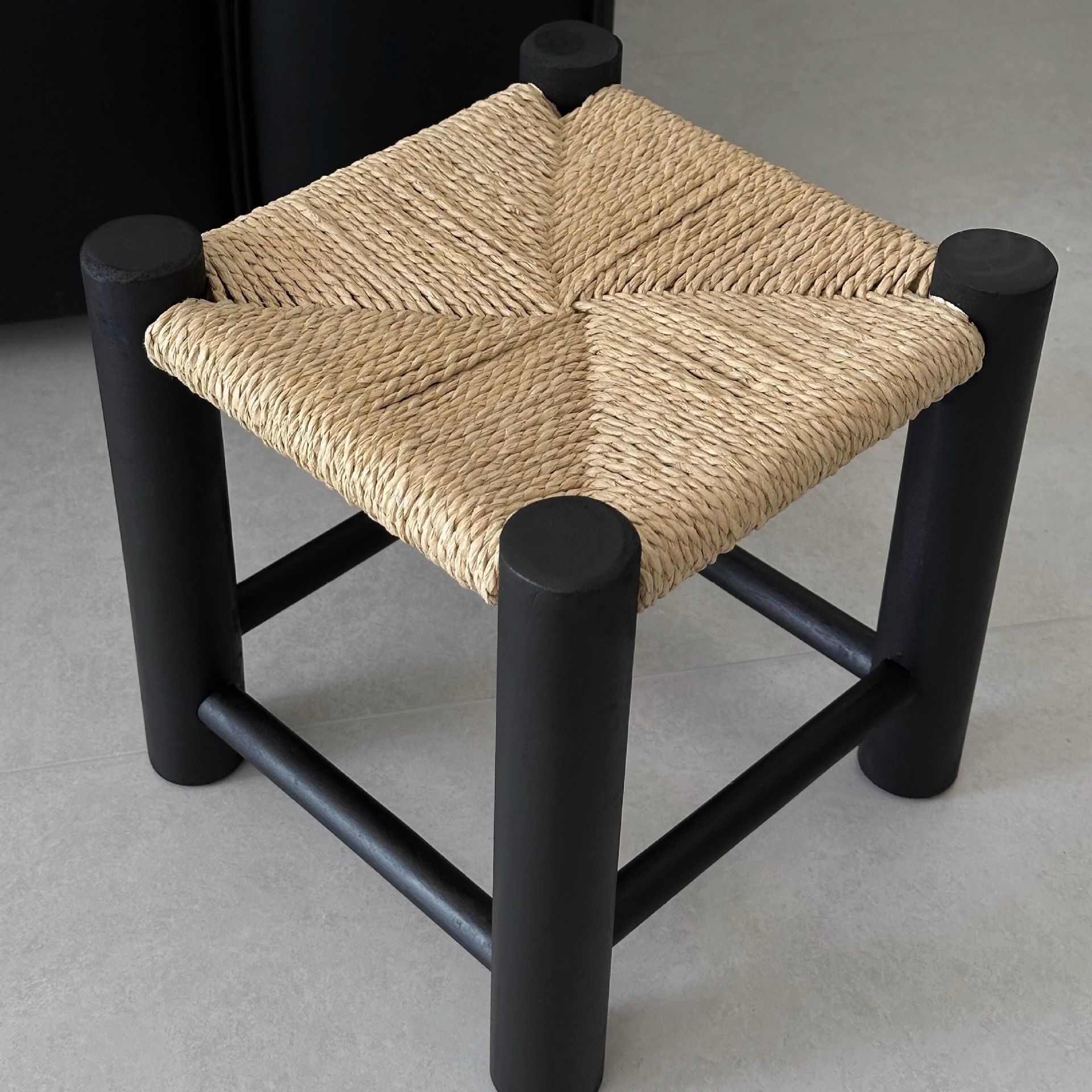 Taburetes de madera sólida retrógrados pequeños taburetes de cambio de zapatos simple asiento familiar moderno taburetes de alto valor de cara pequeñas patatas dulces