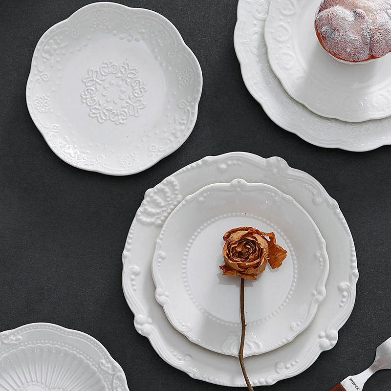 Simple European-style carved court porcelain plate, home dining plate, cookie plate, creative floral edge dish, Western-style plate, cake plate