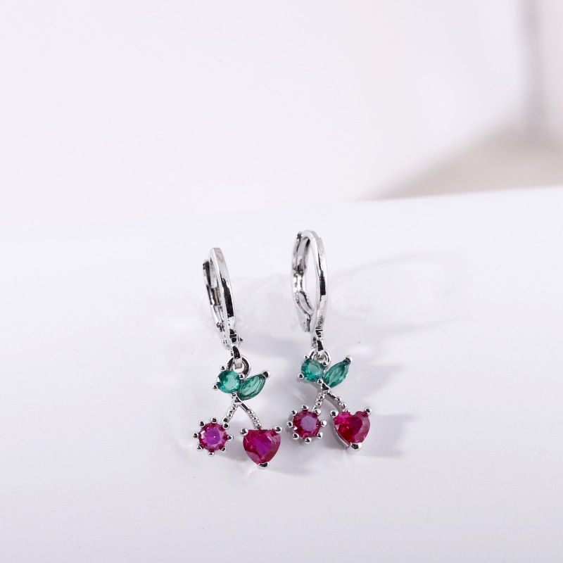 Silver pointed spike labret stud material detail