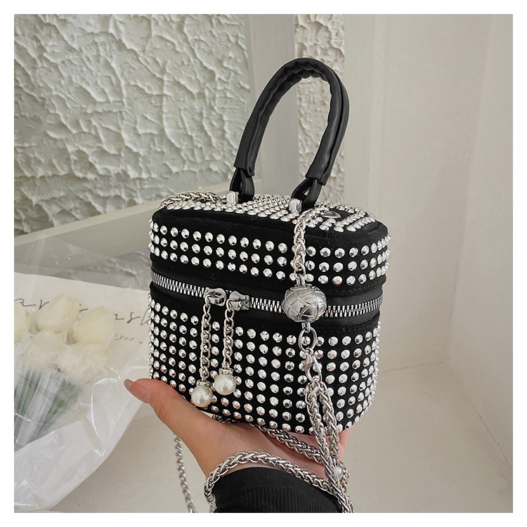Women's Fashion Solid Color With Drill Pearl Chain Square Zipper Square Bag Pu Leather Shoulder Bags display picture 1