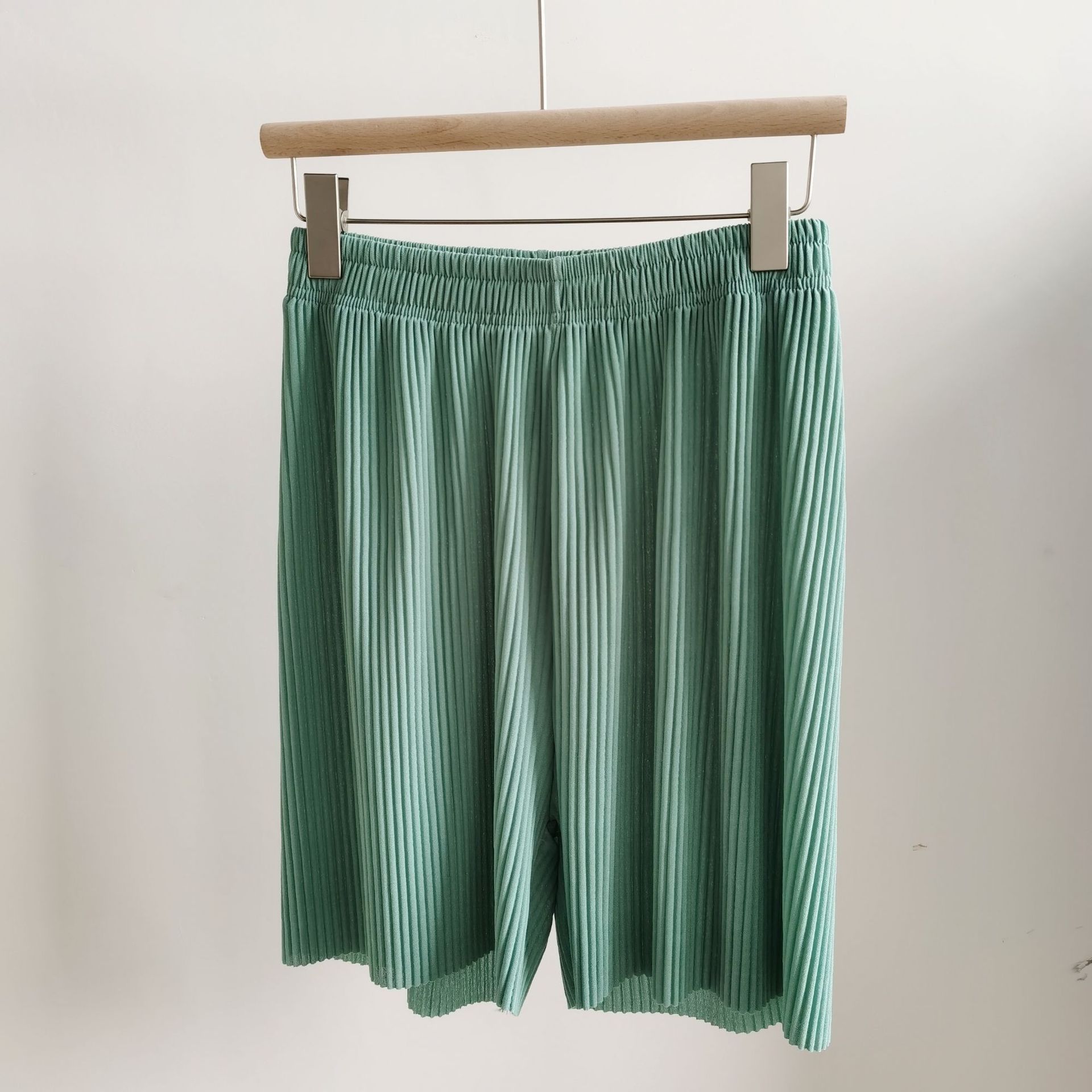 2025 nuevos pantalones cortos de pierna ancha plisados para mujer, pantalones de cinco puntos que cubren la carne de verano de estilo coreano, cintura elástica suelta y versátil, descanso recto